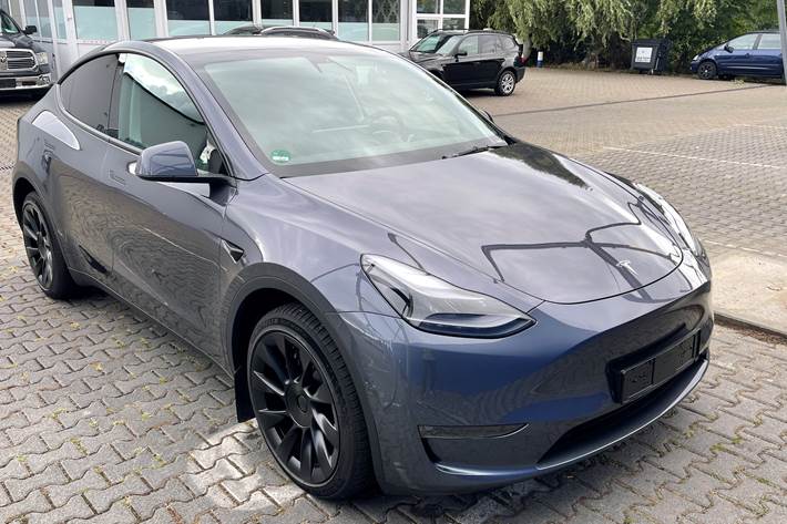 Grå Tesla Model Y fra 2022