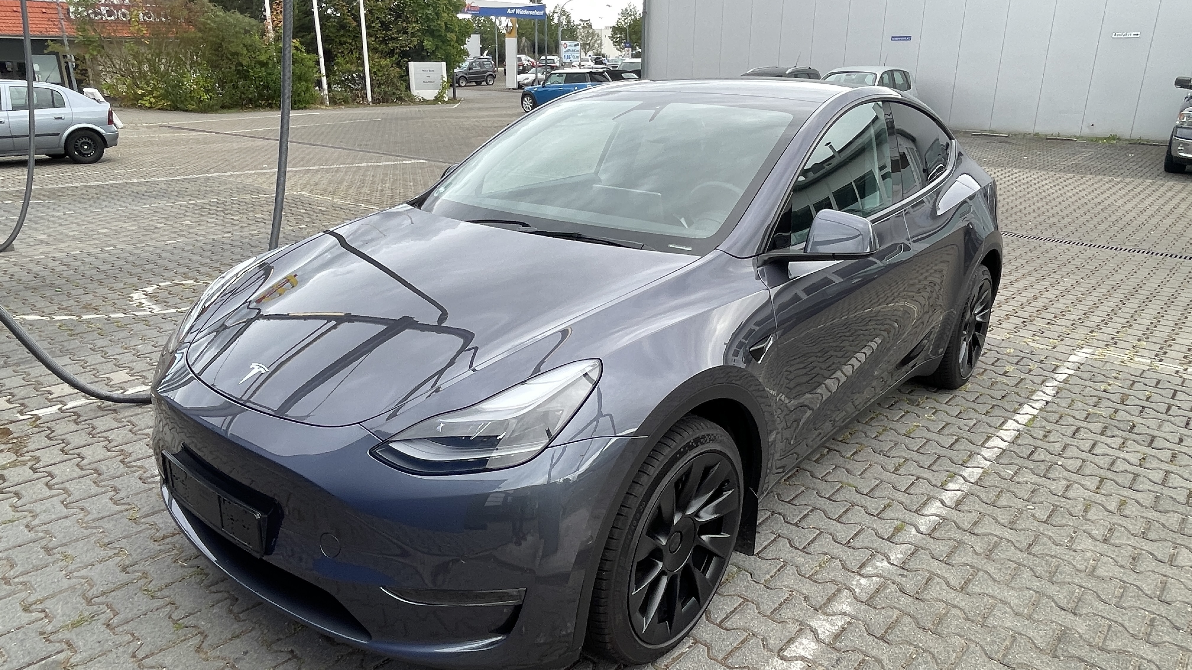 Grå Tesla Model Y fra 2022