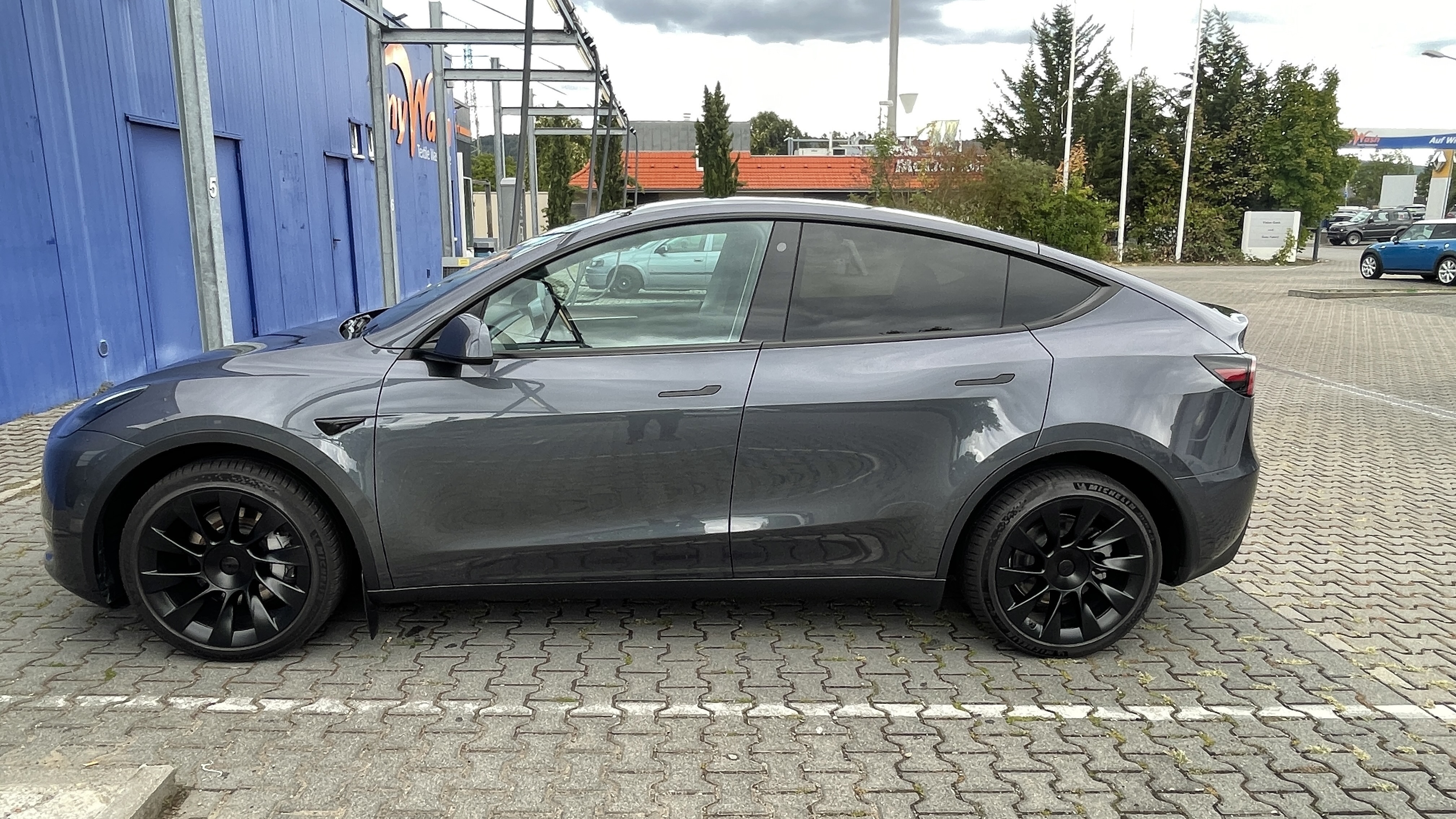 Grå Tesla Model Y fra 2022