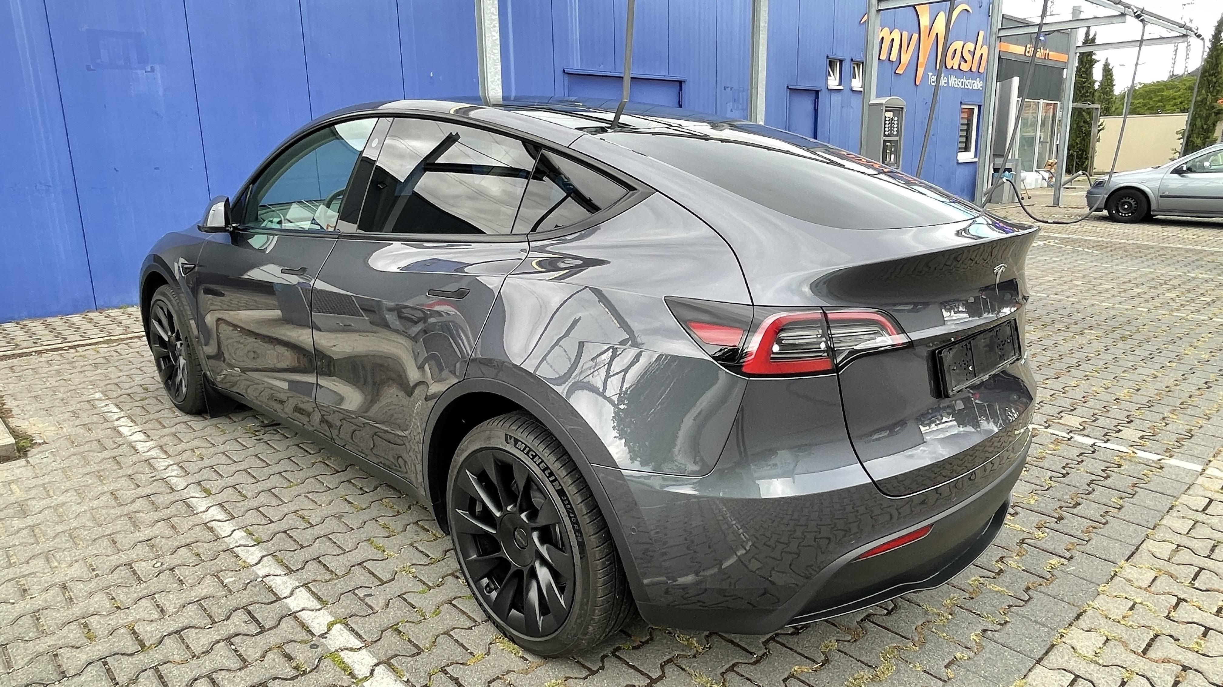Grå Tesla Model Y fra 2022