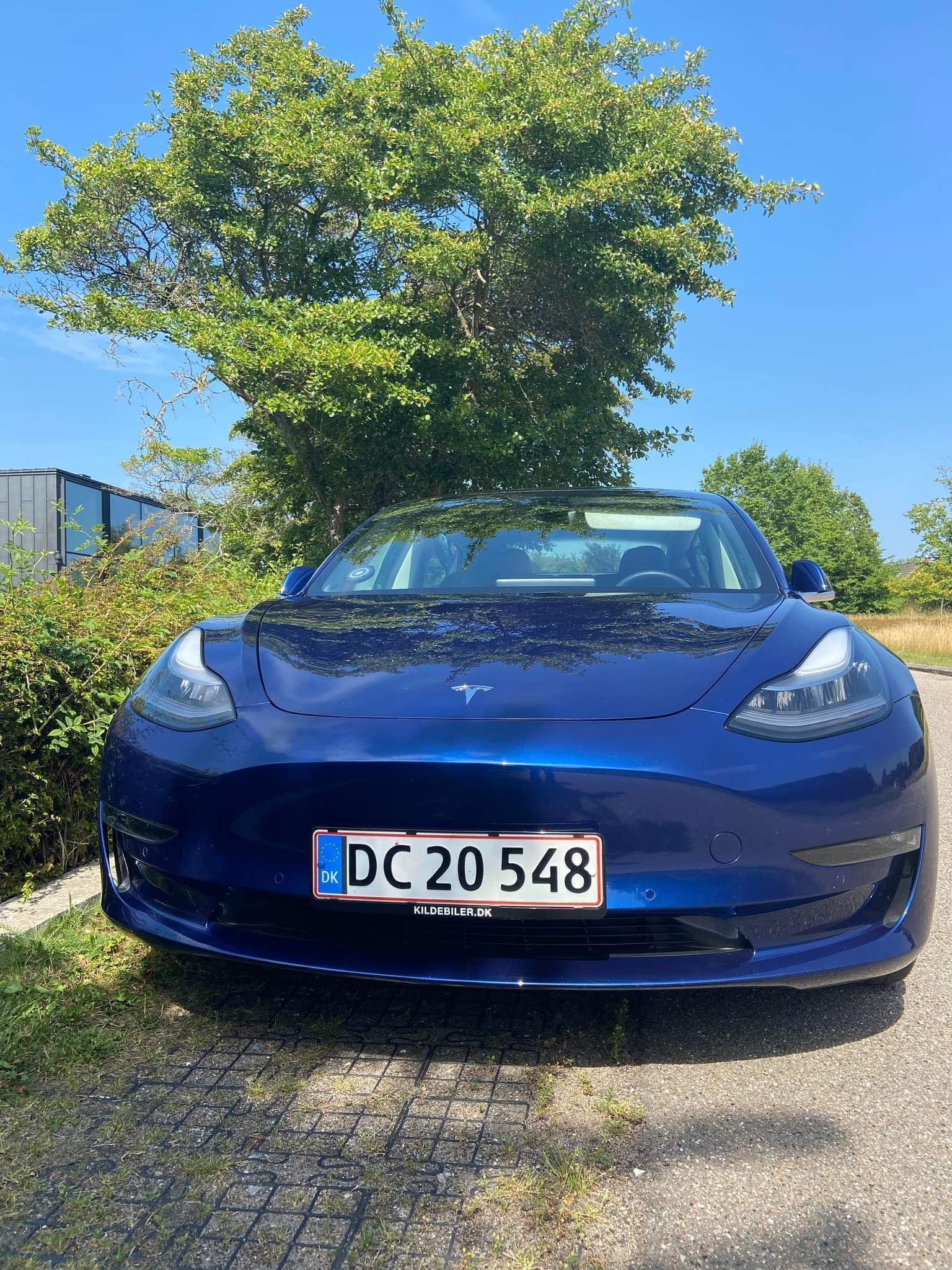 Blå Tesla Model 3 fra 2020
