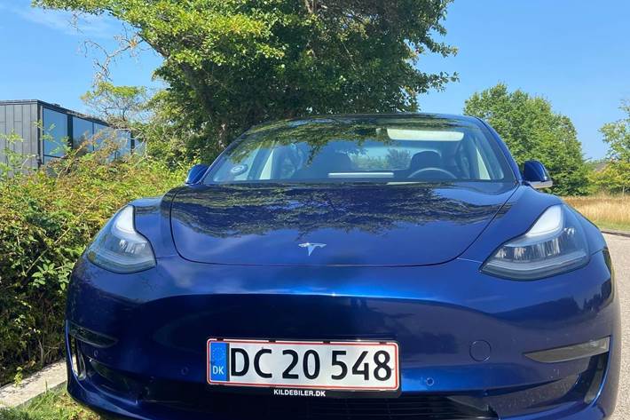 Blå Tesla Model 3 fra 2020