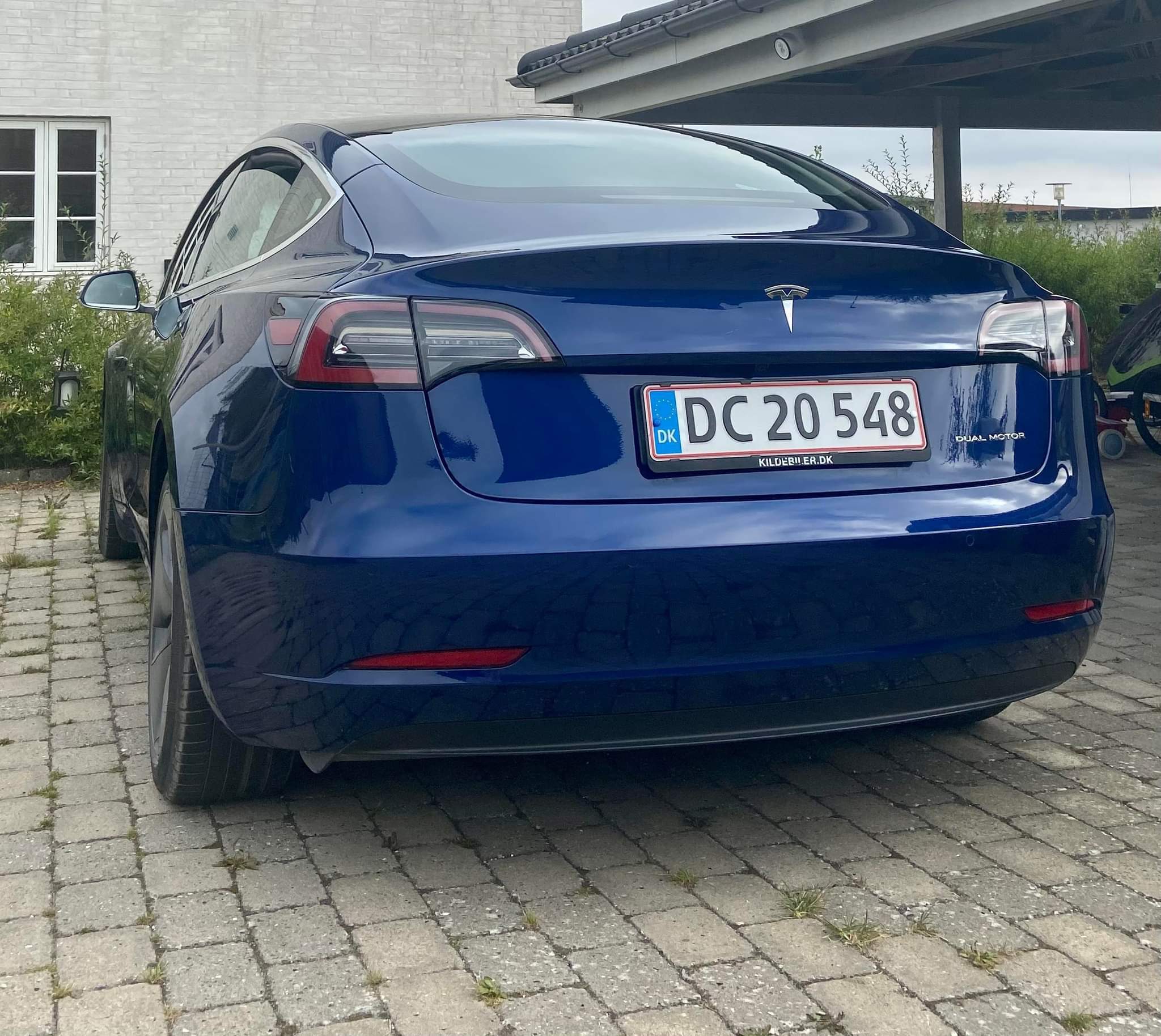 Blå Tesla Model 3 fra 2020