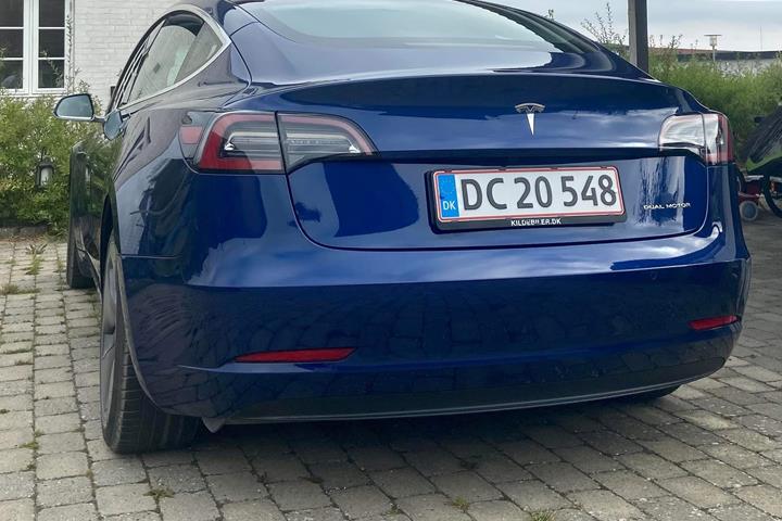 Blå Tesla Model 3 fra 2020