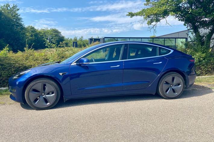 Blå Tesla Model 3 fra 2020