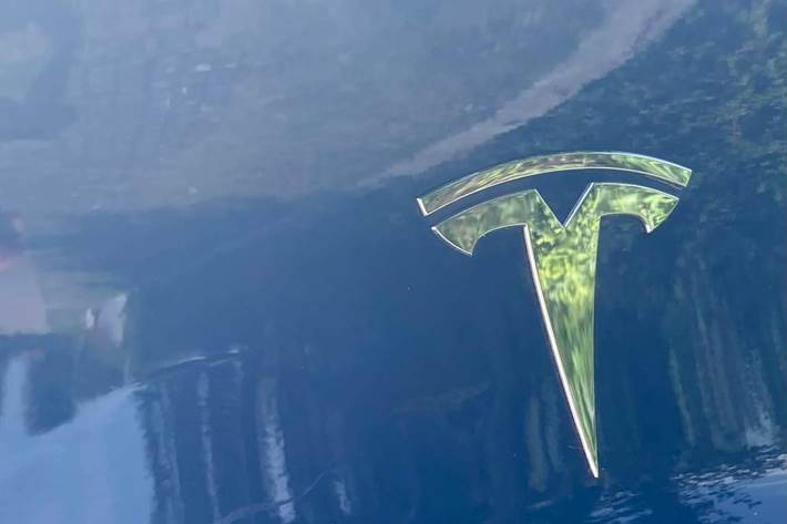 Blå Tesla Model 3 fra 2020