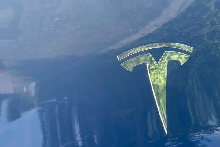 Blå Tesla Model 3 fra 2020