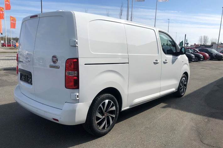 Hvid Fiat Scudo E fra 2022 set udefra