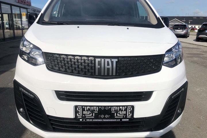 Hvid Fiat Scudo E fra 2022 set udefra
