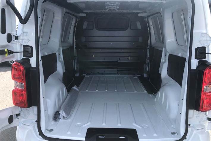 Hvid Fiat Scudo E fra 2022 set udefra