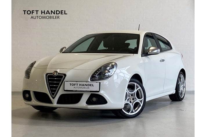 Hvid Alfa Romeo Giulietta fra 2012
