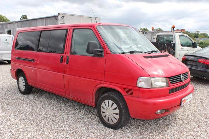 Rød VW Caravelle fra 2000