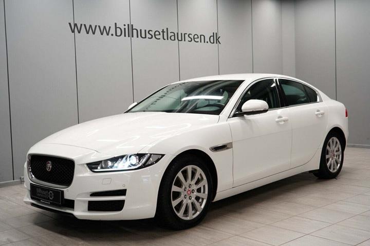 Hvid Jaguar XE fra 2018