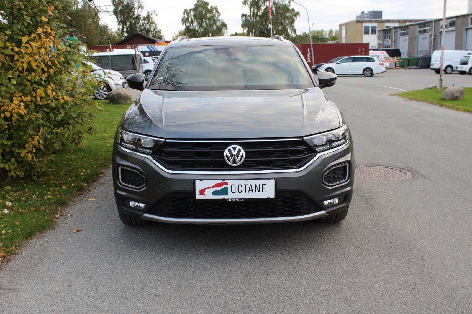 Grå VW T-Roc fra 2018 set udefra
