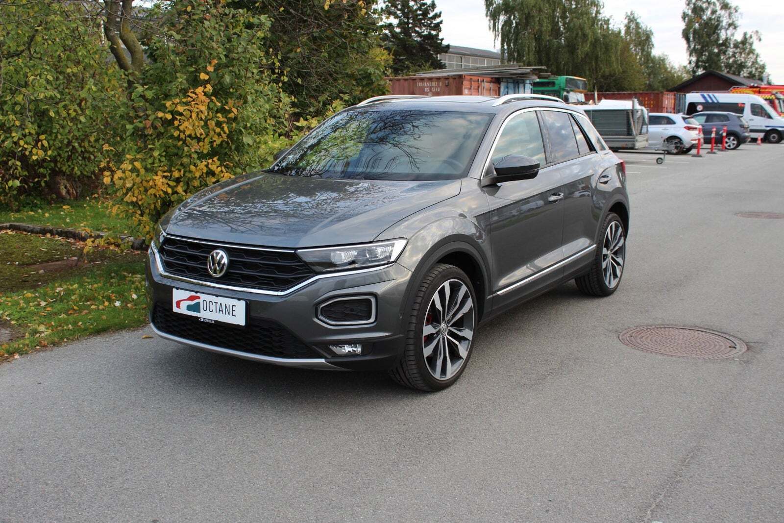 Grå VW T-Roc fra 2018 set udefra