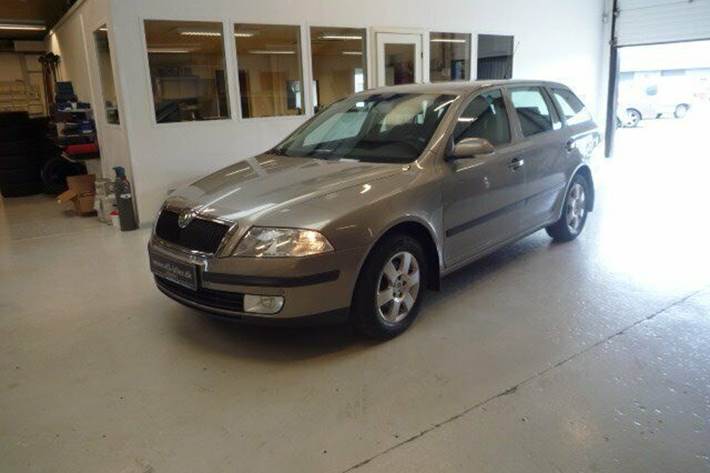 Grå Skoda Octavia fra 2008