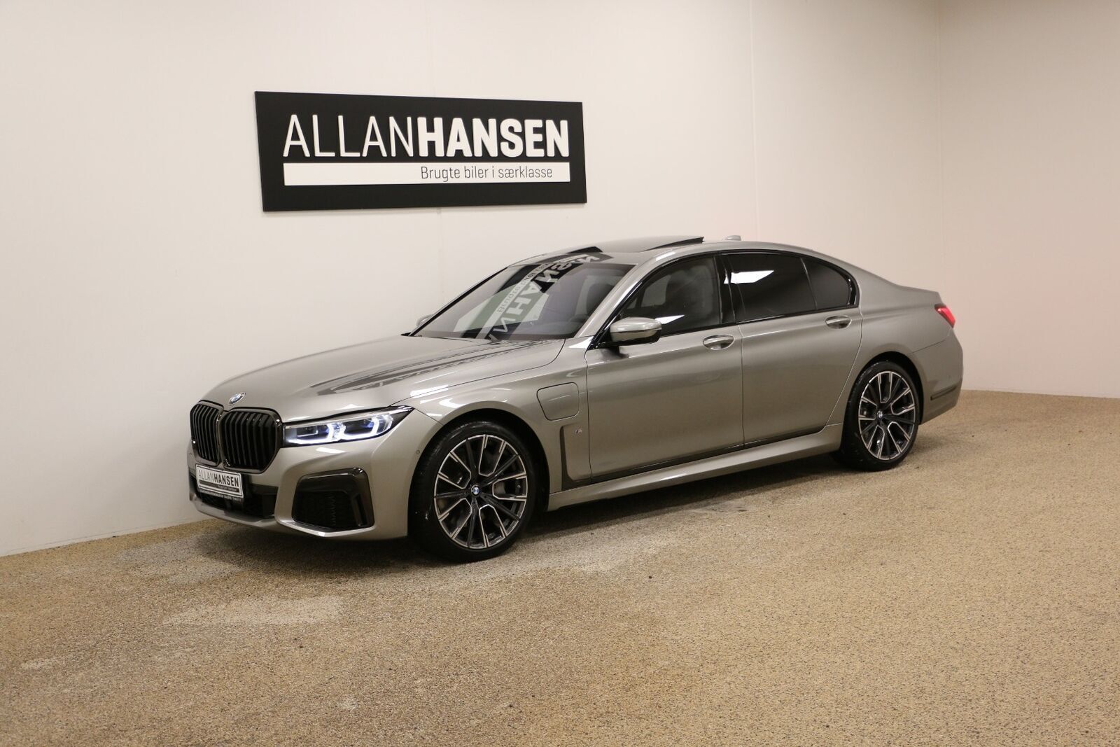 Grå BMW 745e fra 2021