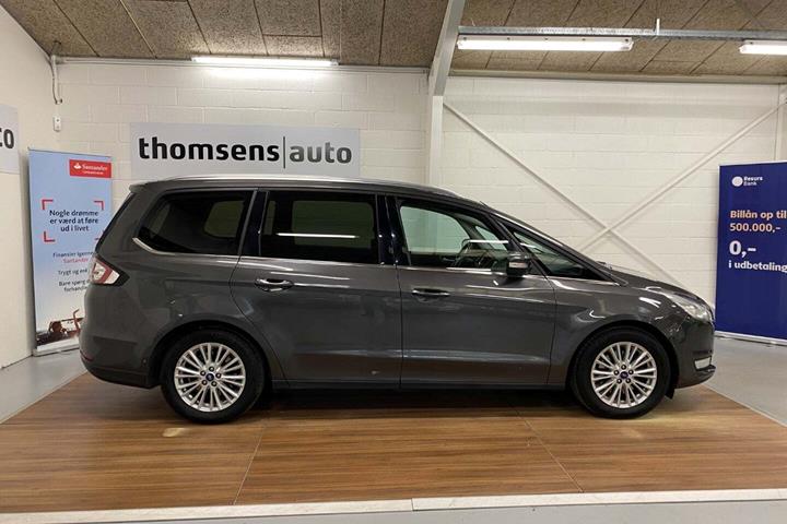 Grå Ford Galaxy fra 2016 set udefra