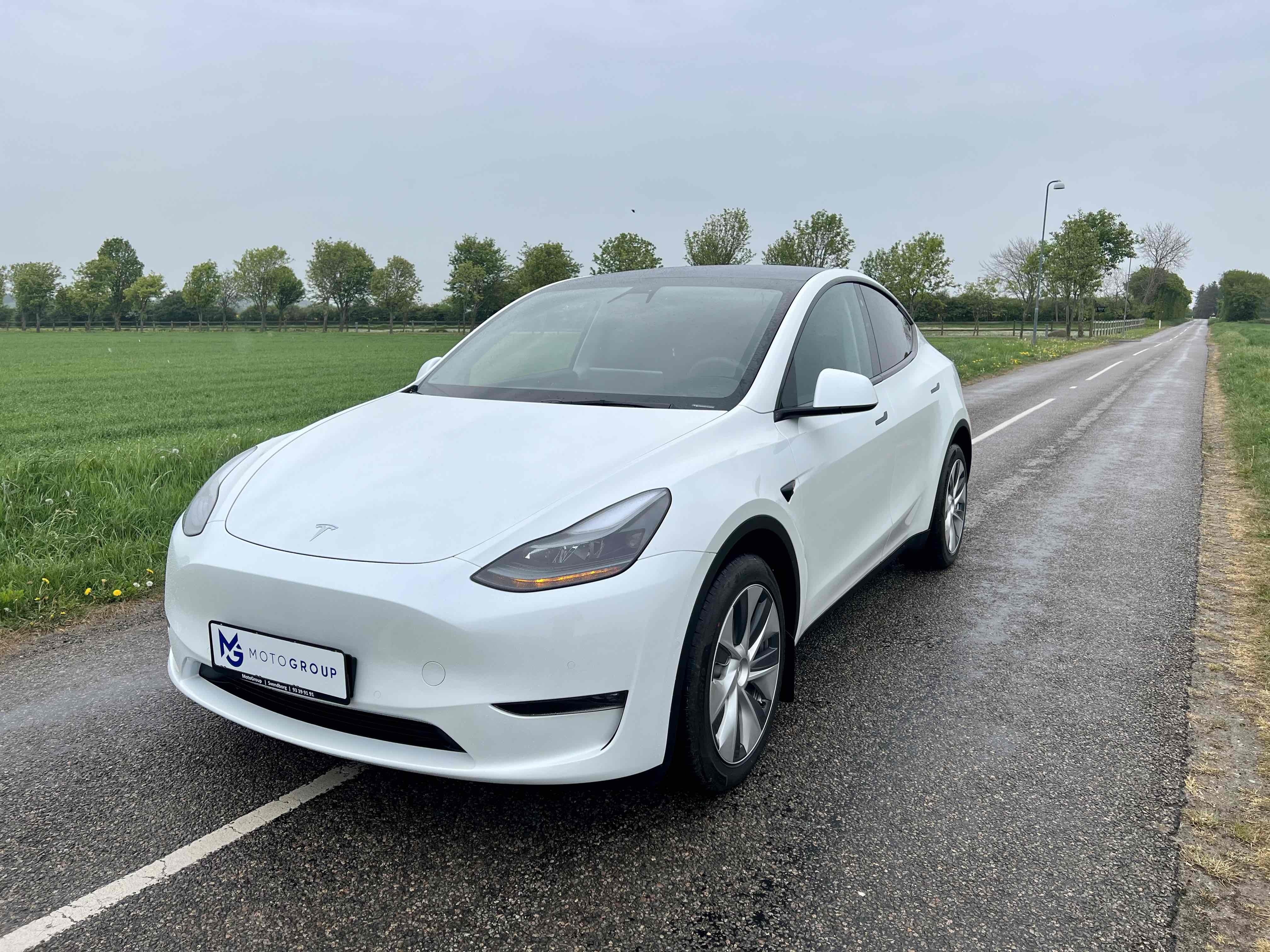 Hvid Tesla Model Y fra 2022