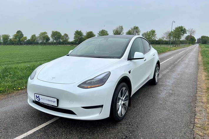 Hvid Tesla Model Y fra 2022