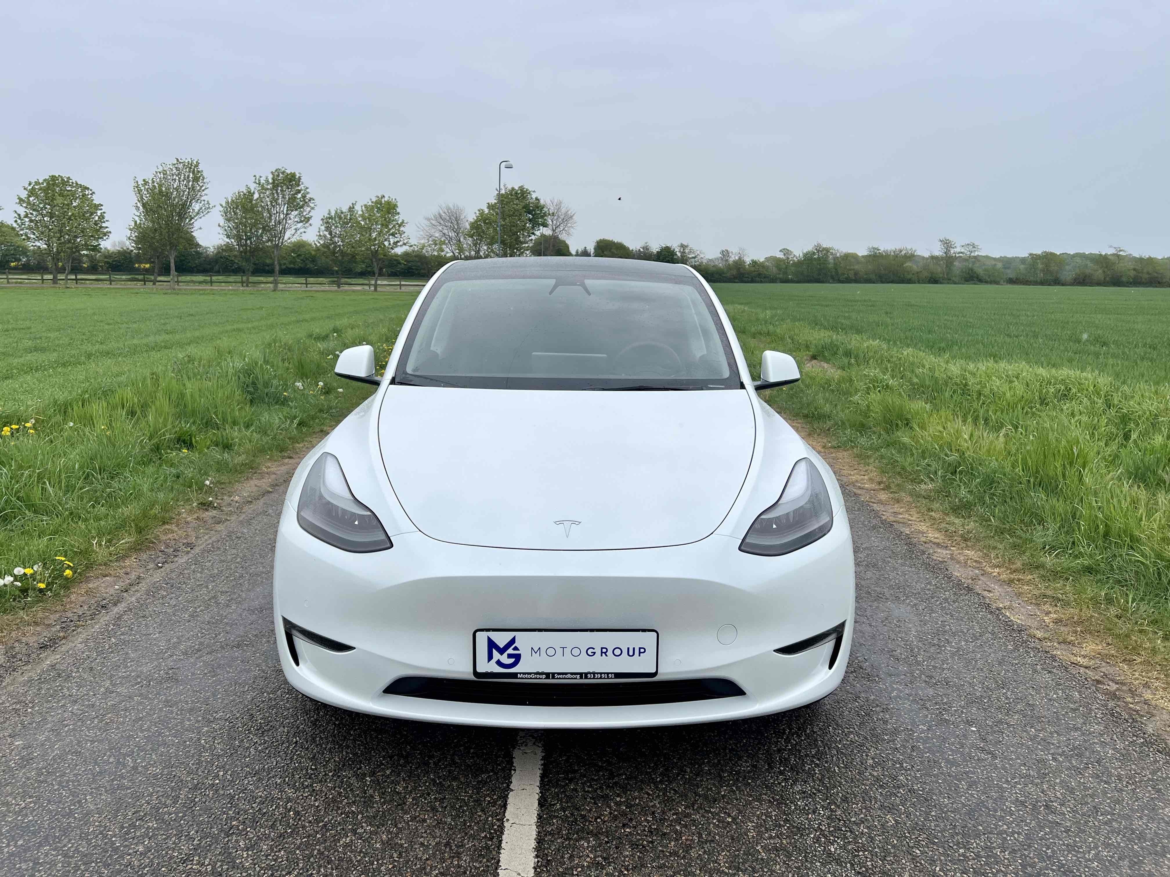Hvid Tesla Model Y fra 2022