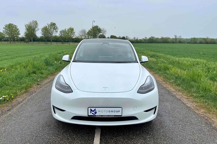Hvid Tesla Model Y fra 2022