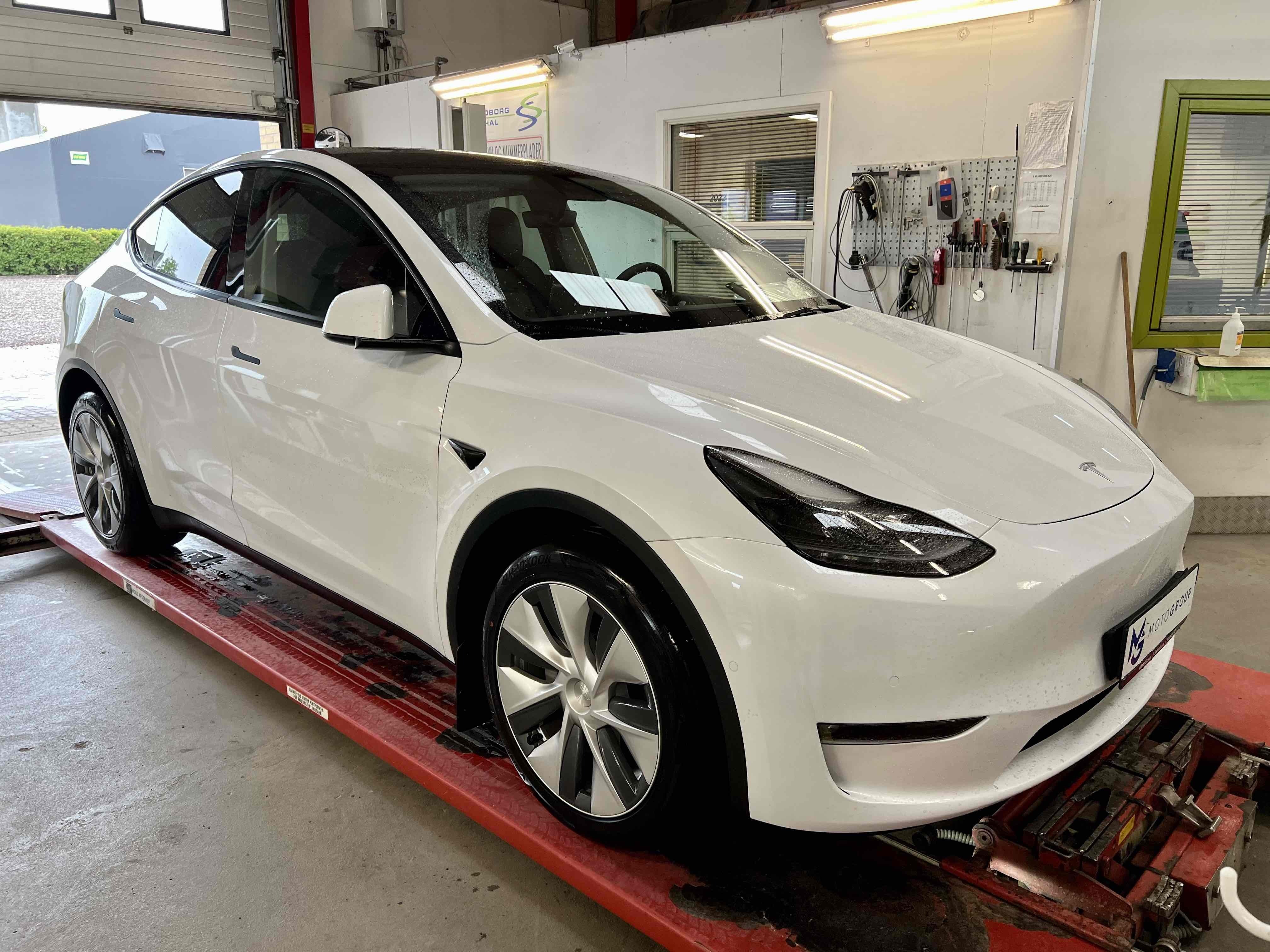 Hvid Tesla Model Y fra 2022