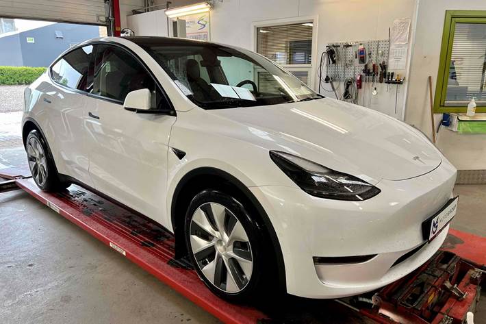 Hvid Tesla Model Y fra 2022