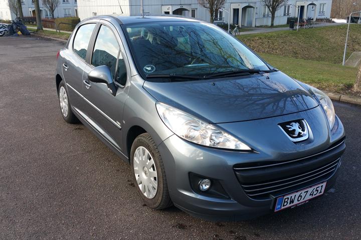 Blå Peugeot 207 fra 2010