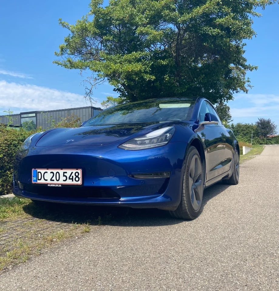 Blå Tesla Model 3 fra 2020