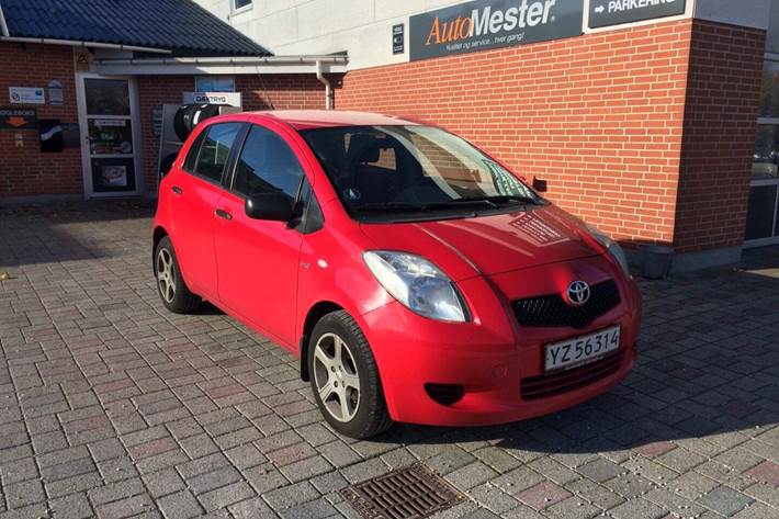 Grå Toyota Yaris fra 2009