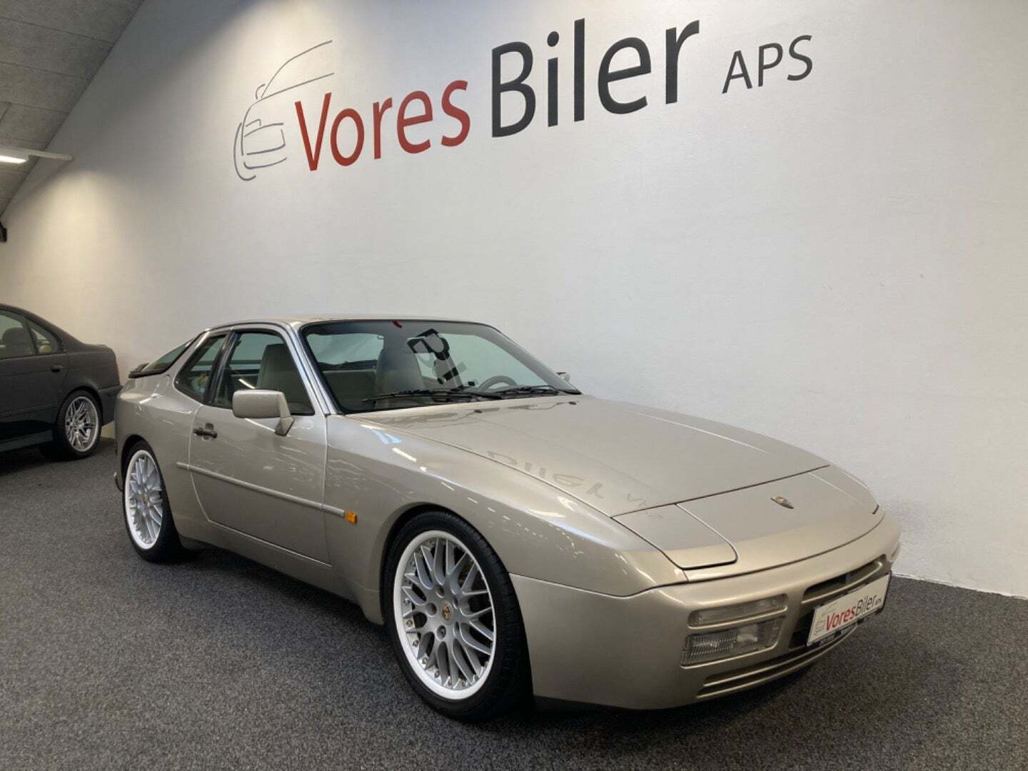 Grå Porsche 944 fra 1989