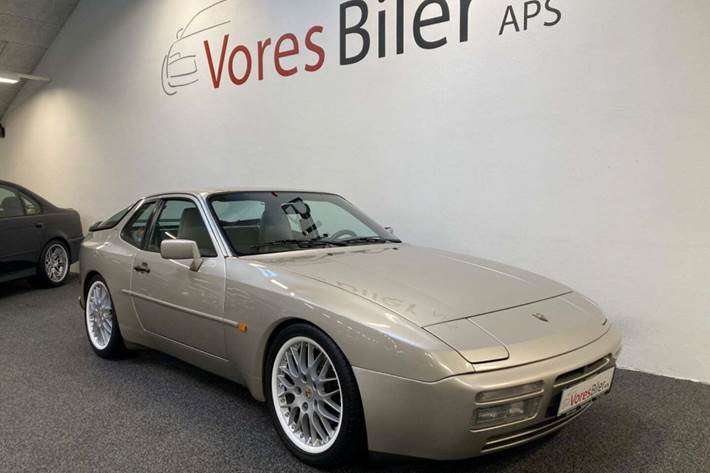 Grå Porsche 944 fra 1989