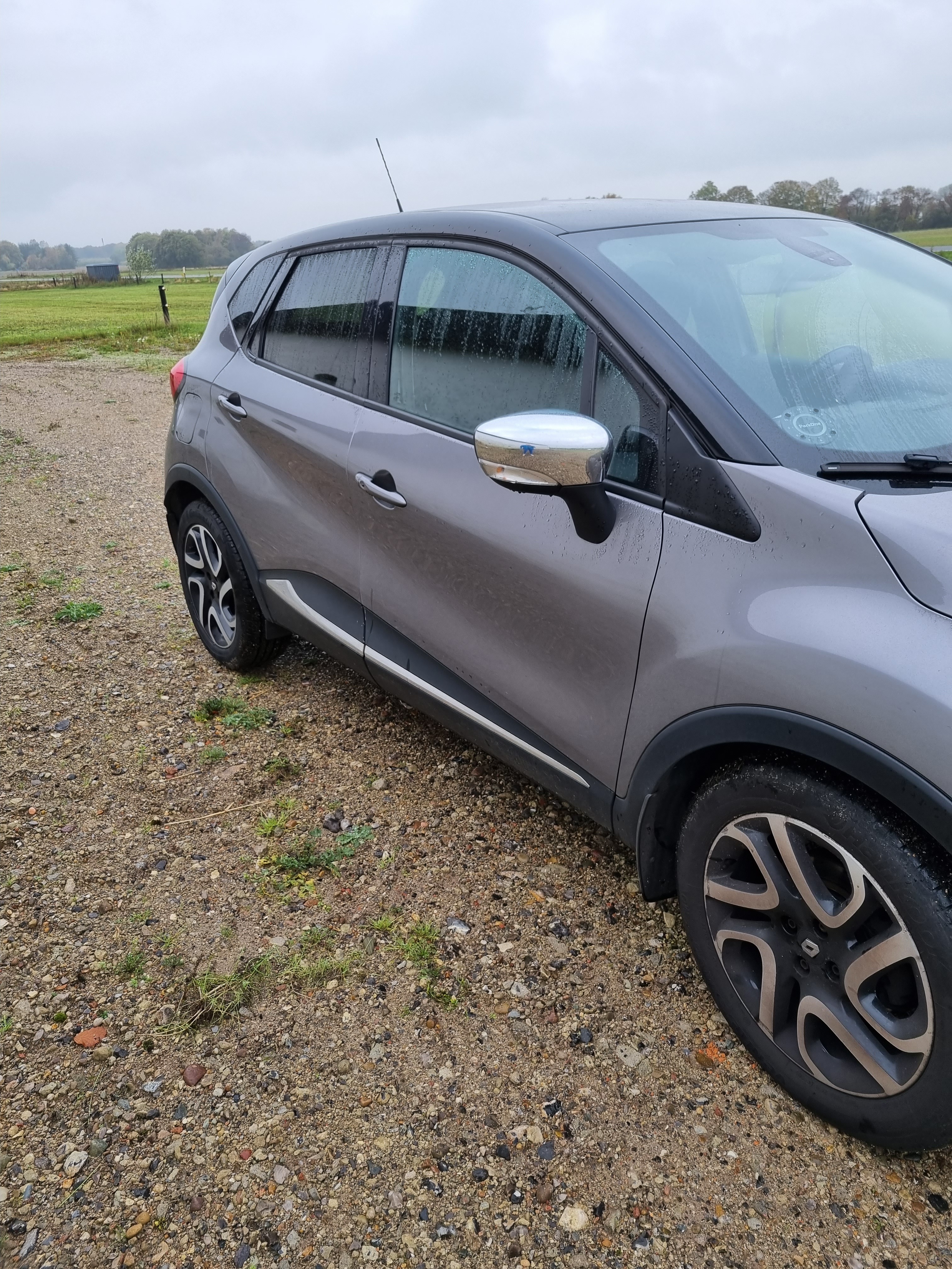 Grå Renault Captur fra 2013