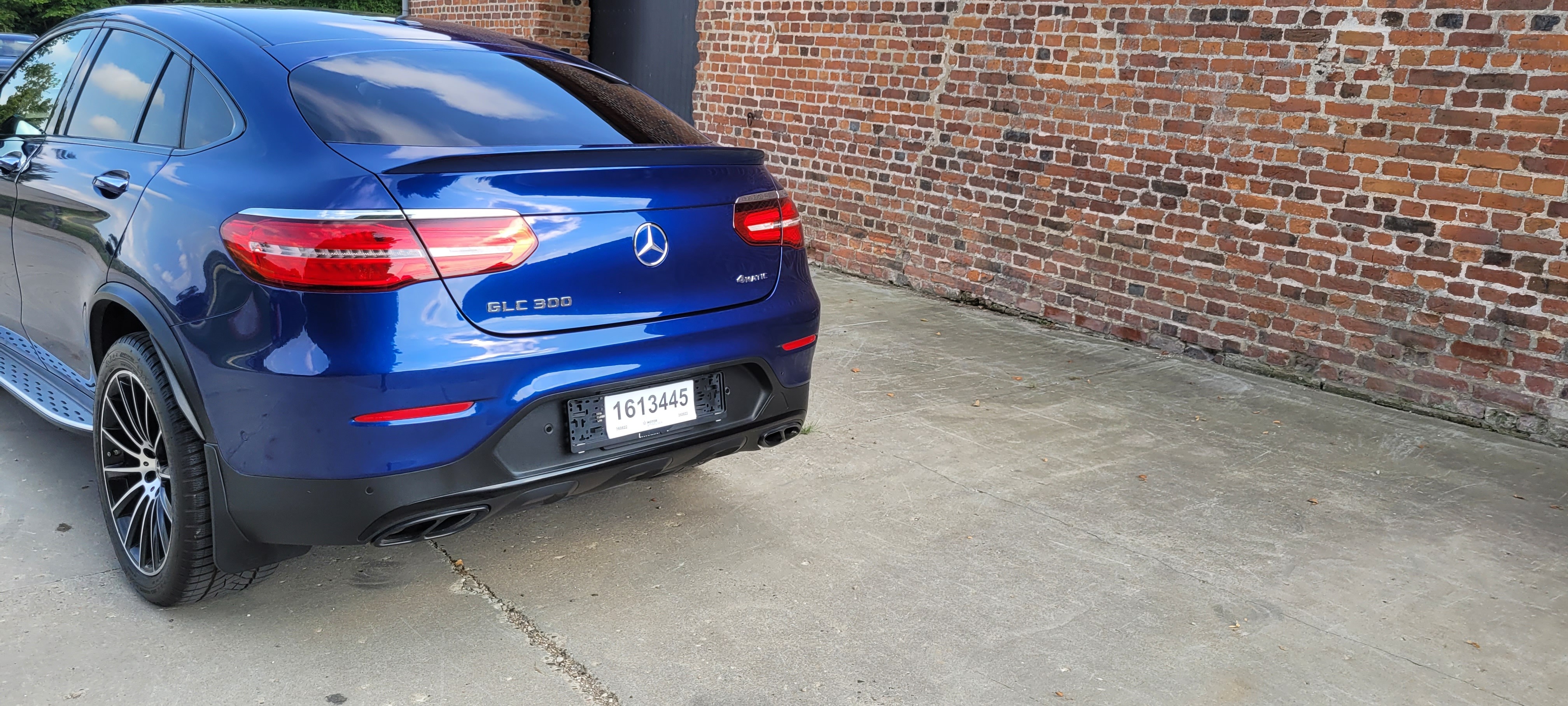 Blå Mercedes GLC300 fra 2017