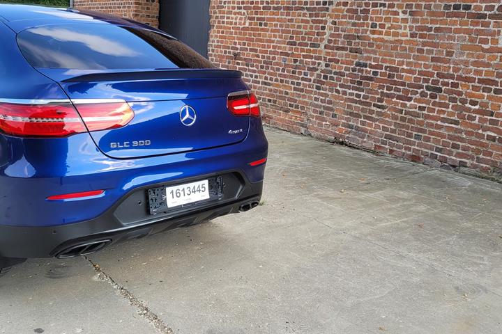 Blå Mercedes GLC300 fra 2017