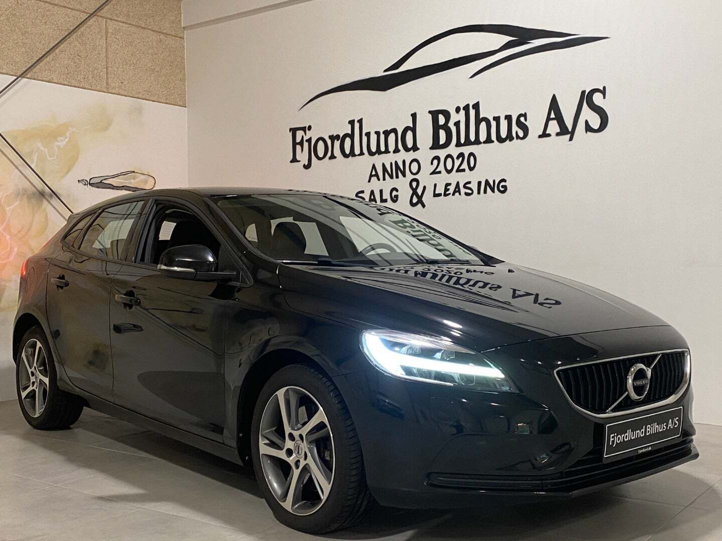 Grå Volvo V40 fra 2017