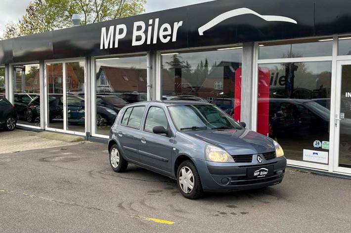 Grå Renault Clio II fra 2006