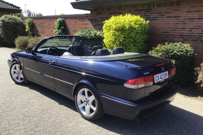 Blå Saab 9-3 fra 1998 set udefra