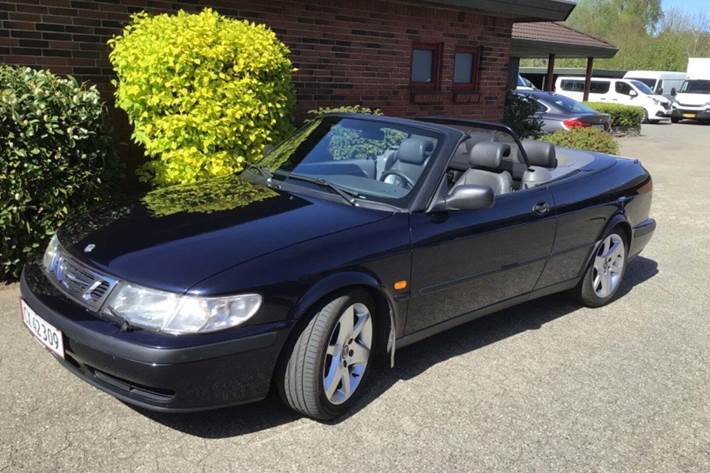 Blå Saab 9-3 fra 1998 set udefra