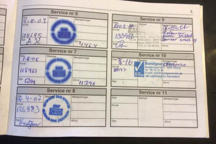 Blå Saab 9-3 fra 1998 set udefra