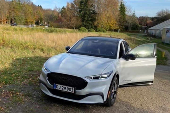 Hvid Ford Mustang Mach-E fra 2022