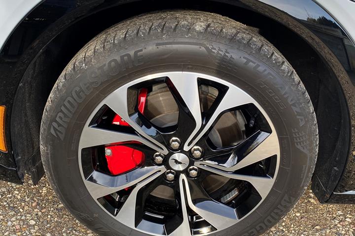 Hvid Ford Mustang Mach-E fra 2022