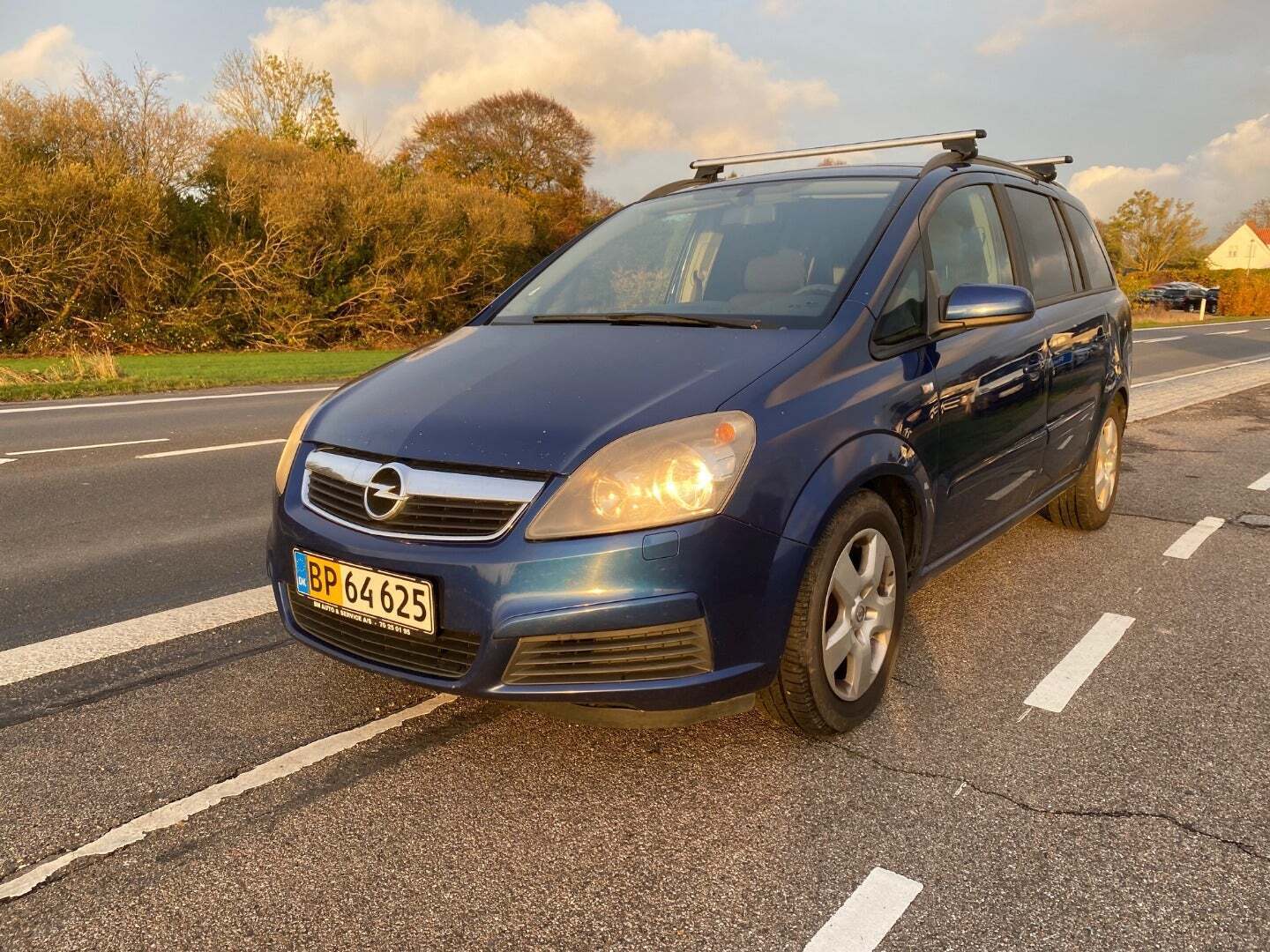 Blå Opel Zafira fra 2005