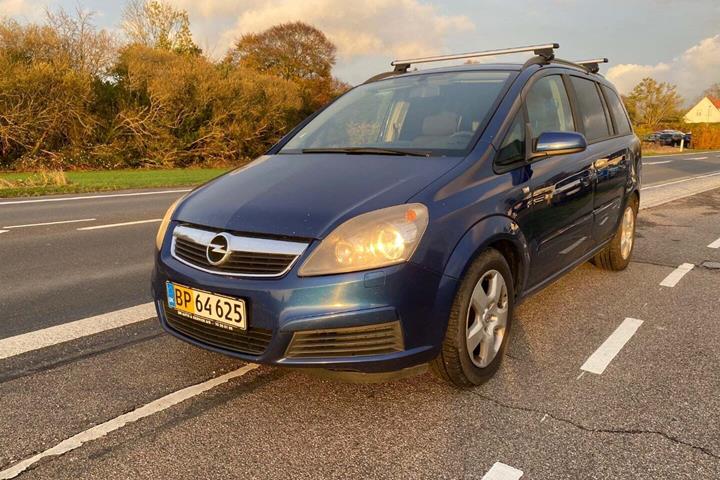Blå Opel Zafira fra 2005