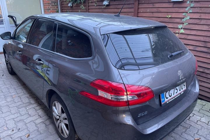 Grå Peugeot 308 fra 2015
