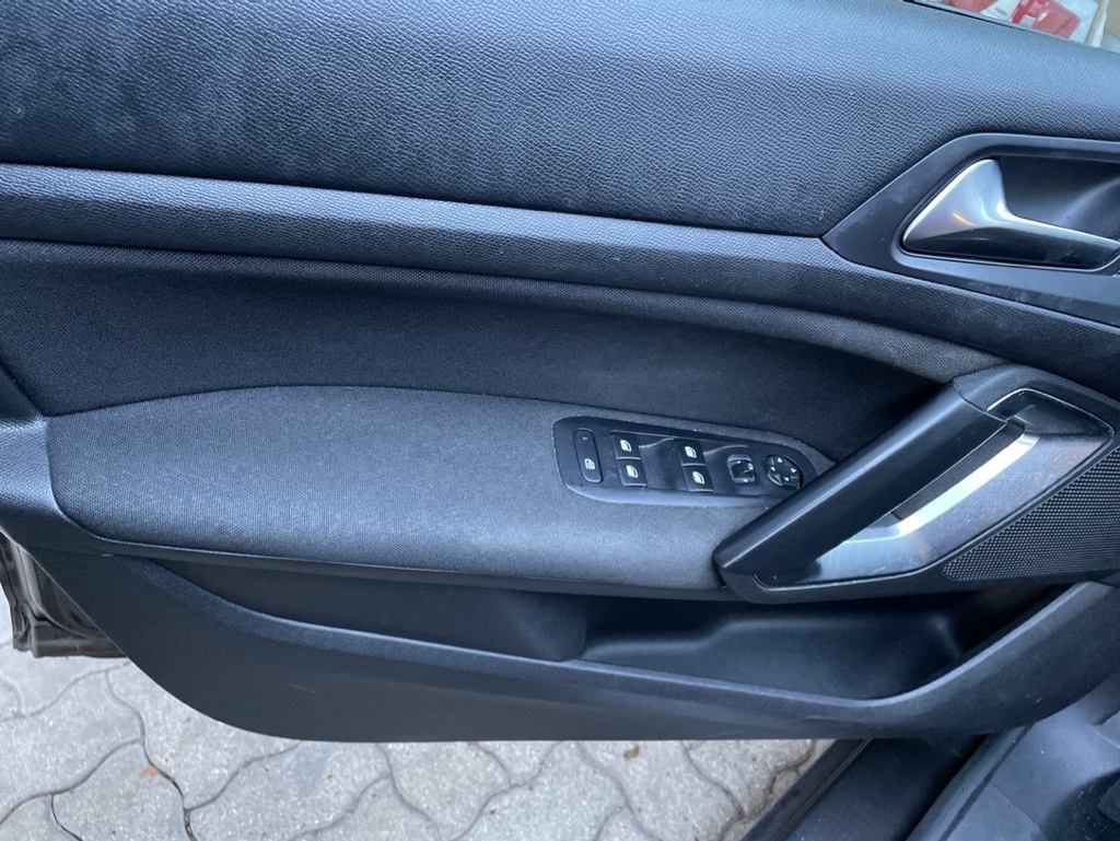 Grå Peugeot 308 fra 2015