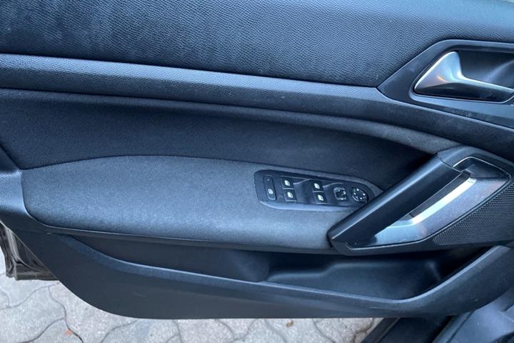Grå Peugeot 308 fra 2015