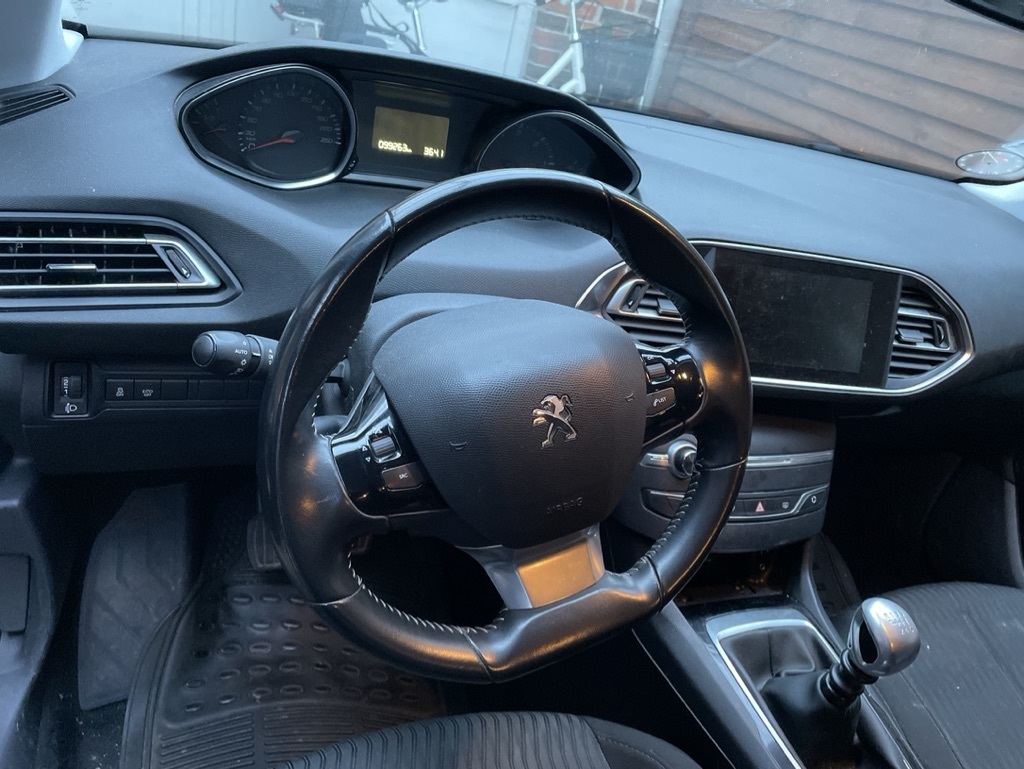Grå Peugeot 308 fra 2015