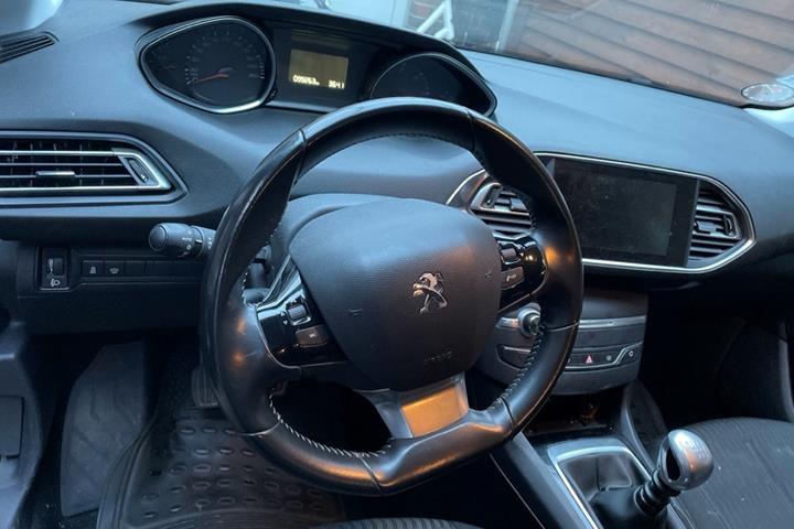Grå Peugeot 308 fra 2015